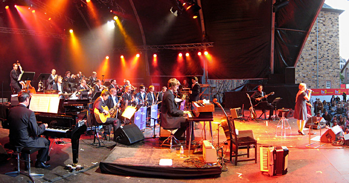 Annett Louisan mit der HR - BigBand beim Hessentag in Butzbach; Bild größerklickbar